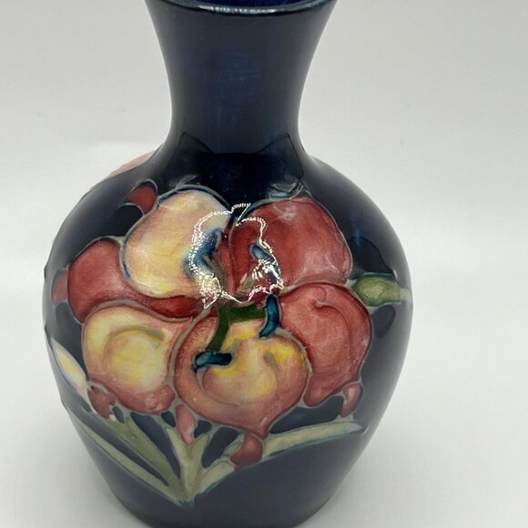 Moorcroft cobalt blue freesia Pattern mini Vase 4” tall  stamped Moorcroft - Picture 3 of 7